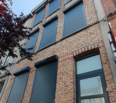 Rolluik op zonne-energie met Somfy motor geplaatst in Antwerpen