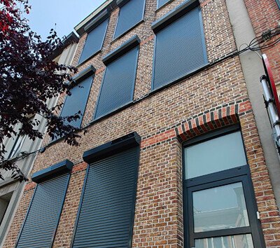 Rolluik op zonne-energie met Somfy motor geplaatst in Antwerpen